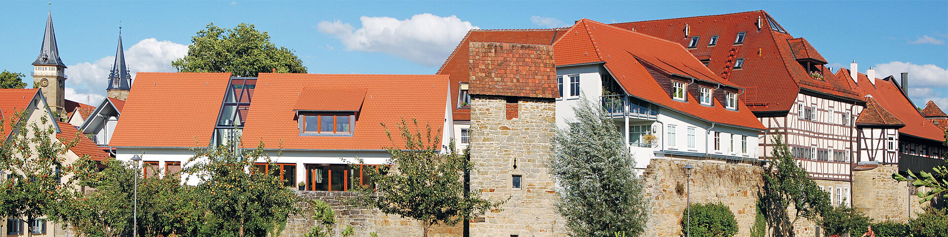 [Translate to englisch:] Sicht auf die Stadtmauer und Altstadt von Öhringen.