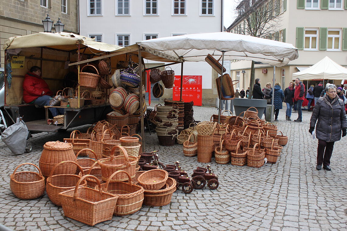 market stall with baskets at Pferdemarkt Öhringen