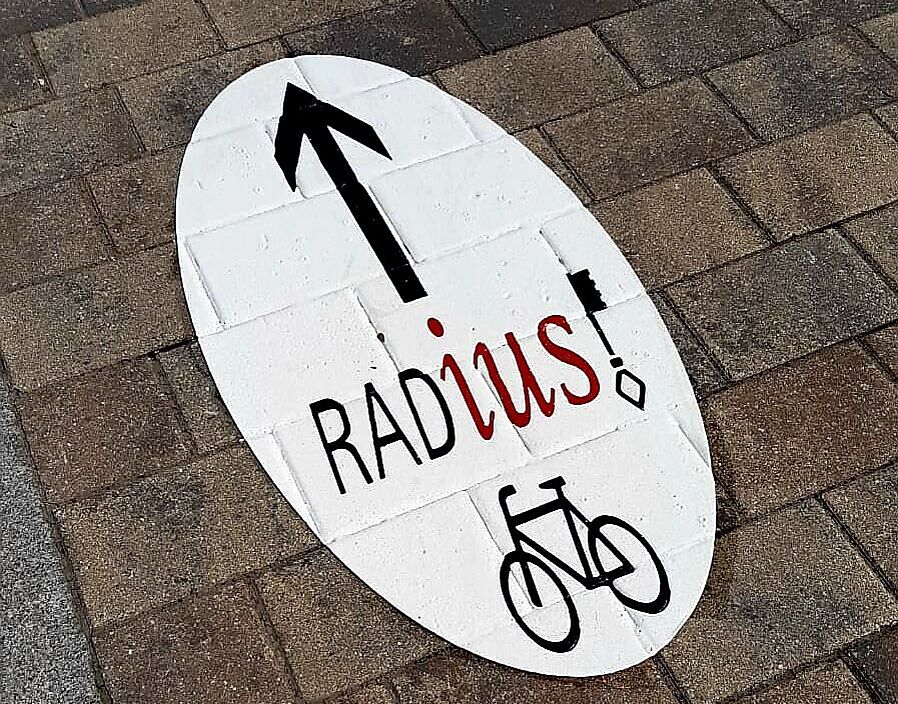 floor marking of cycling paht "RADius"