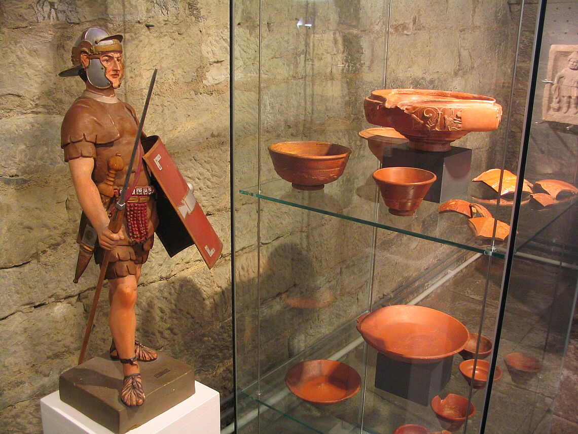 [Translate to Englisch:] Römische Funde aus Öhringen mit römischem Soldat